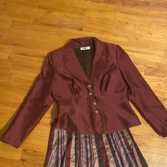 WOMEN’S Hartly skirt suit. Burgundy jacket with skirt - Picture 2 of 9